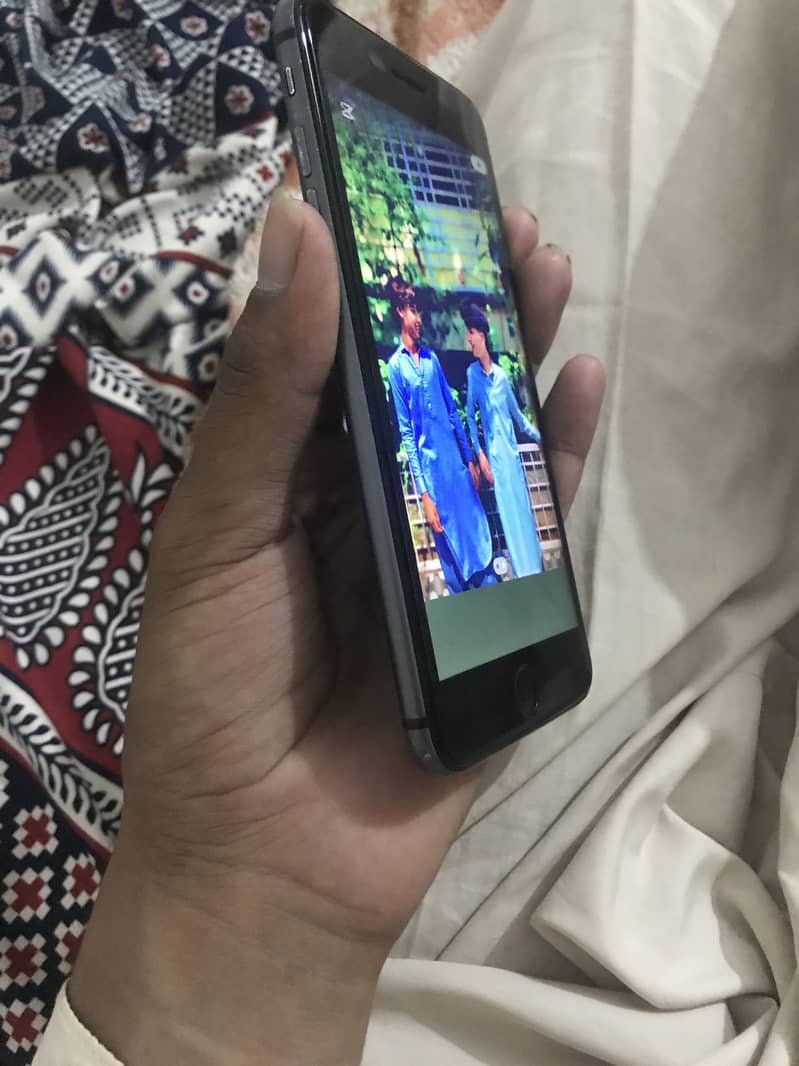 Apple iPhone 8 Plus 4