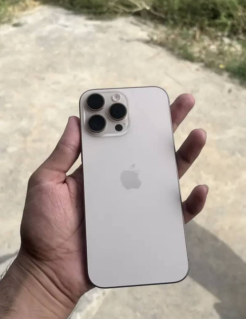 Apple iPhone 16 Pro Max 1