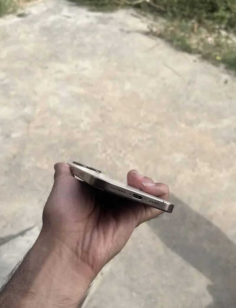 Apple iPhone 16 Pro Max 2