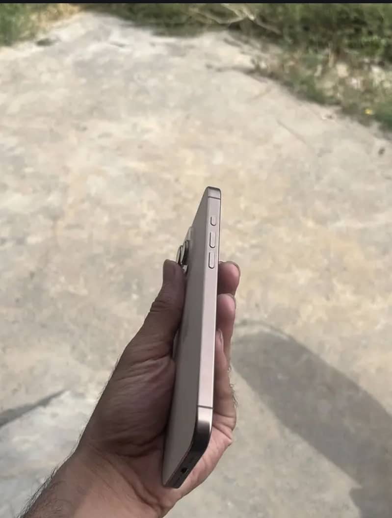 Apple iPhone 16 Pro Max 4