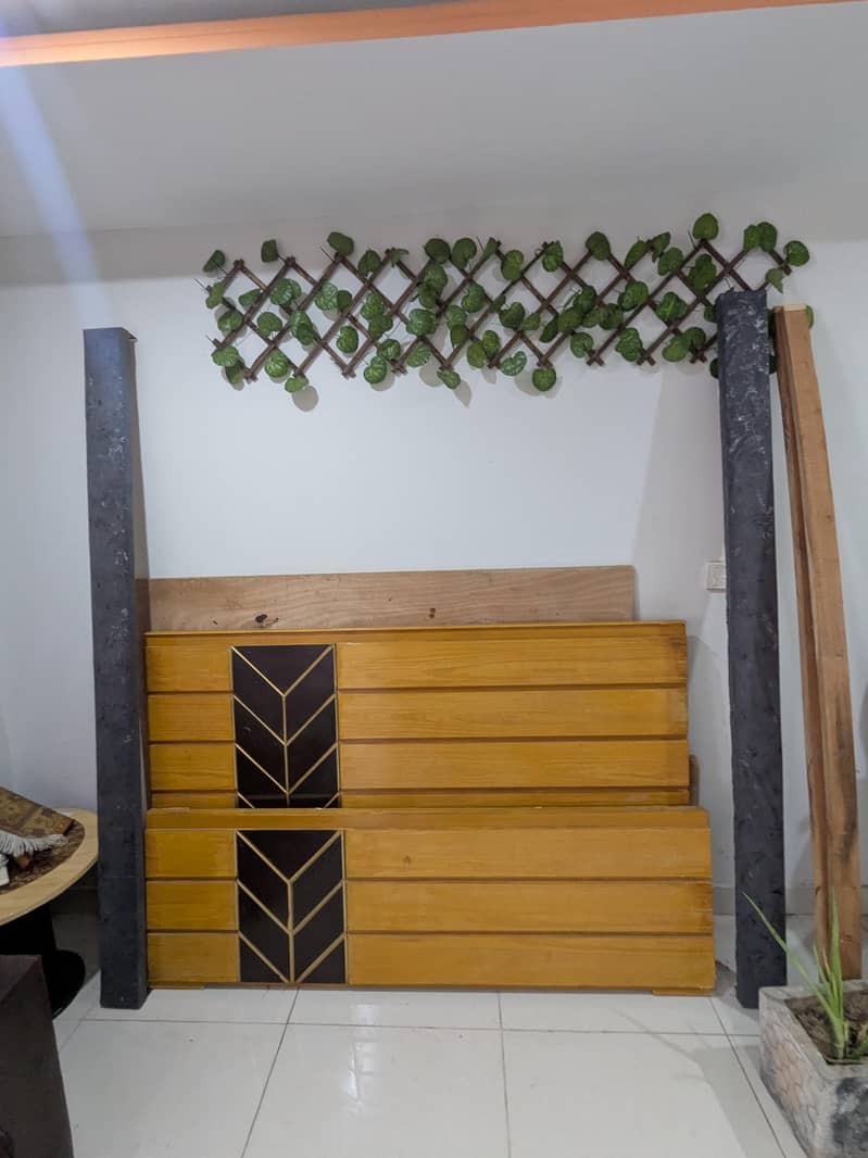1 bed with 1 side table 1