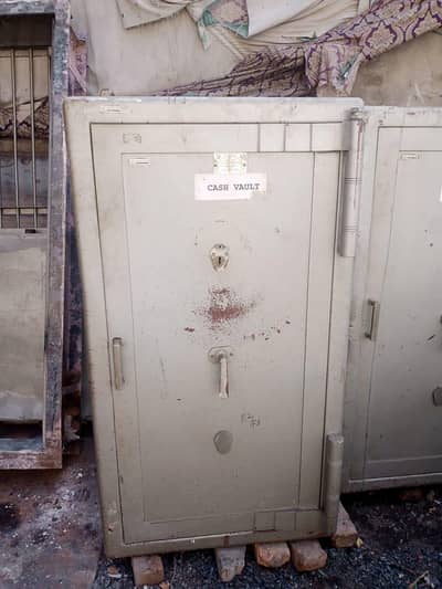 BANK SAFE FOR SALE 03198842020