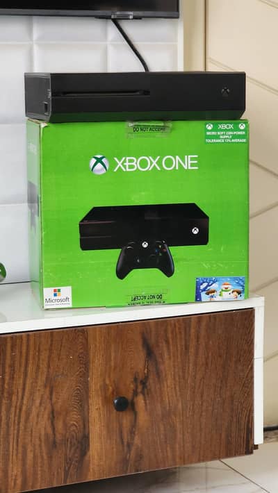 xbox one 365GB- excellent condition orignal controller-online ready
