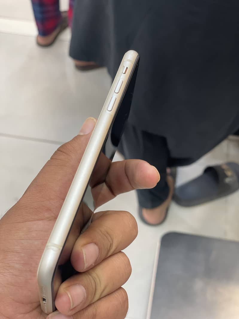 Apple iPhone 11 3