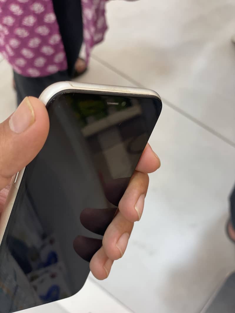 Apple iPhone 11 4