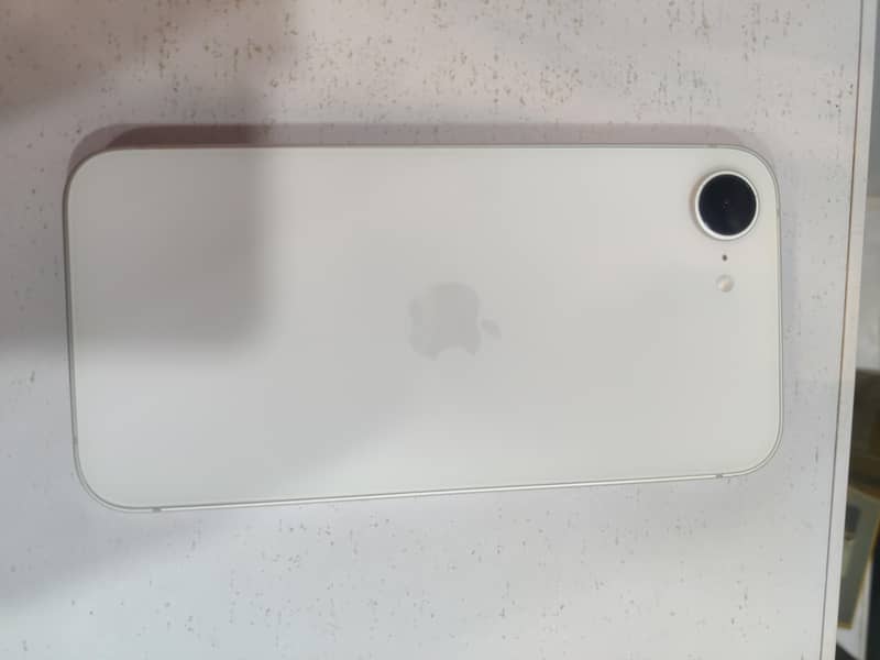 Apple iPhone 16e 0