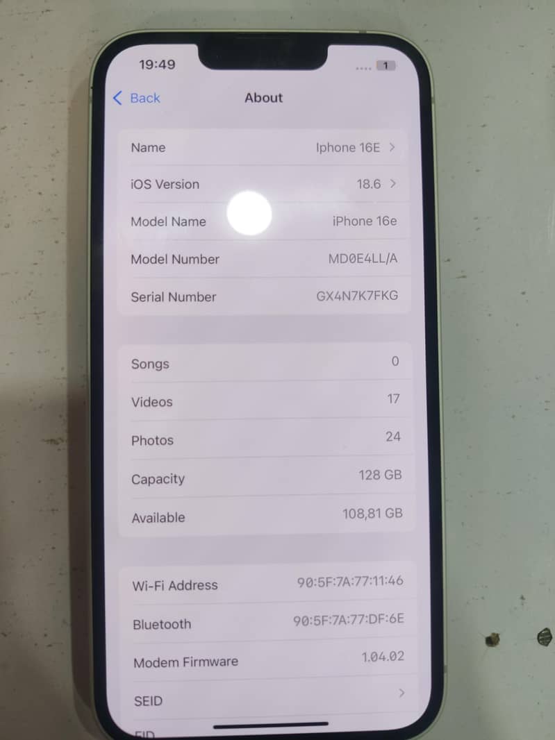 Apple iPhone 16e 3