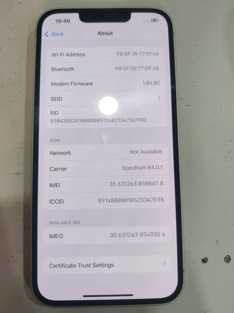 Apple iPhone 16e 4