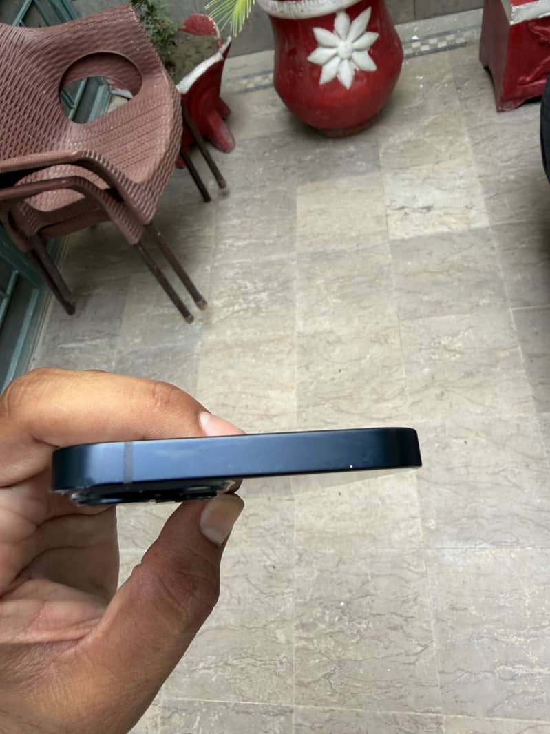 Apple iPhone 13 5