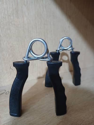 2 hand grippers