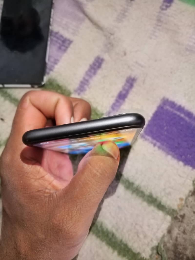 Apple iPhone 11 4