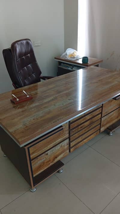 CEO Office table in mint condition with chair.