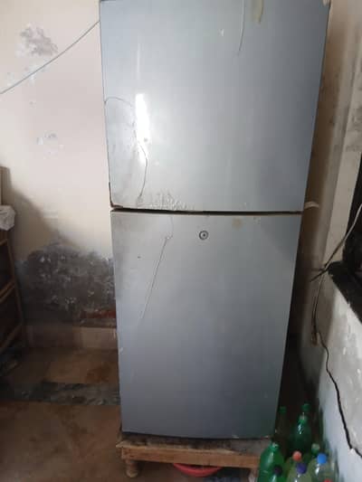 فریج صاف ستھری اصل حالت میں خوبصورت اور نیچے زبردست کولنگ
