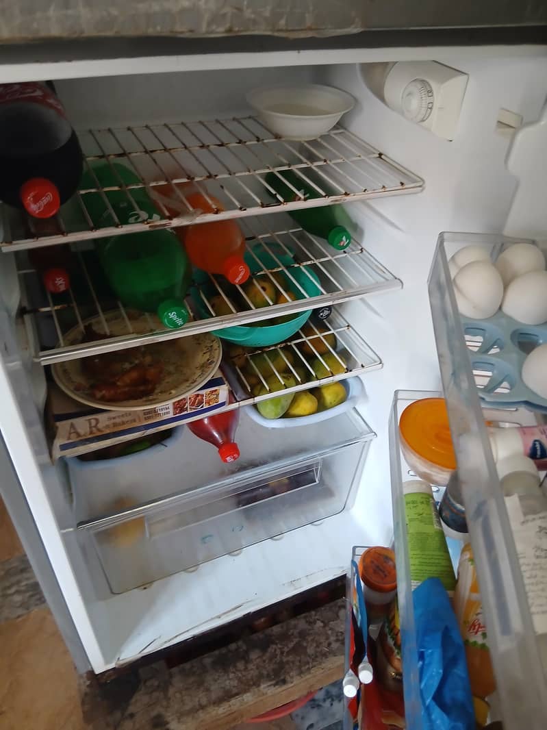 فریج صاف ستھری اصل حالت میں خوبصورت اور نیچے زبردست کولنگ 3