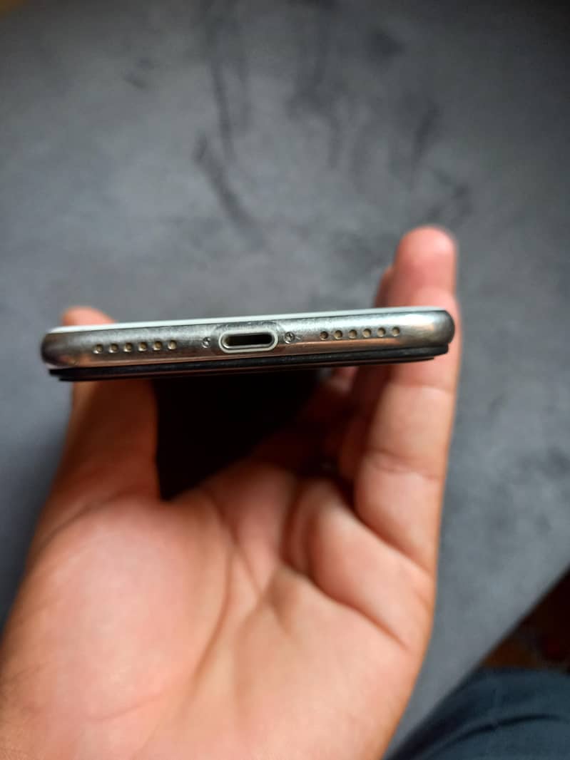 Apple iPhone X 4