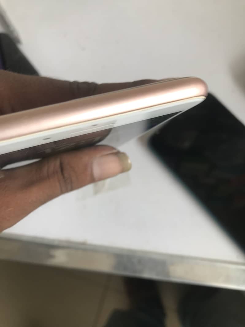 Apple iPhone 8 Plus 3