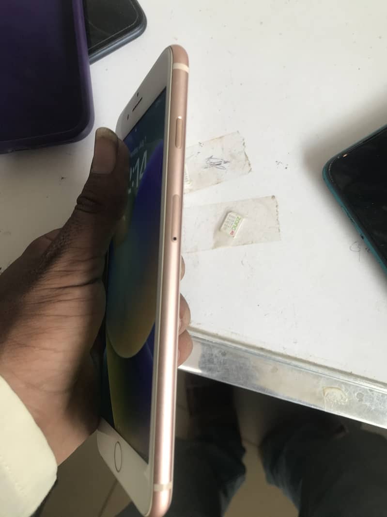 Apple iPhone 8 Plus 4