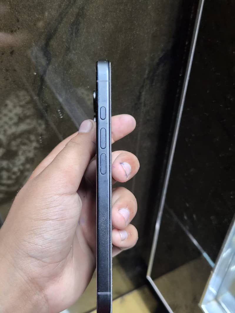 Apple iPhone 16 6