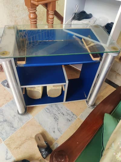 computer table in very good condition