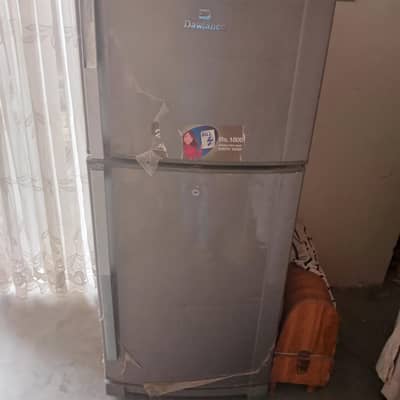 medium size frige hai gas ka masla hai gas leak ho gai hai