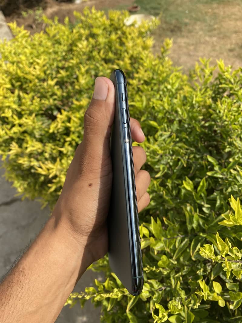 Apple iPhone 11 Pro Max 2