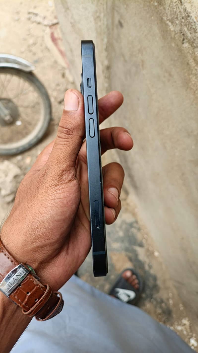 Apple iPhone 13 4