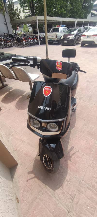 Metro M6 Electric Scooty for sale - Brand New Condition, Alloy wheels
