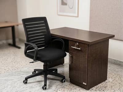 Modern Premium Office Desk & Ergonomic Mesh Chair Set – Like New!