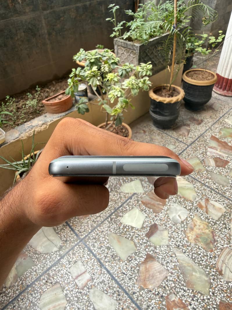 Google Pixel 8 4