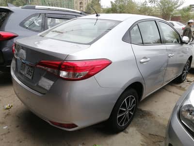 Toyota Yaris 2022 silver Ativ CVT-i