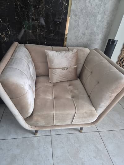 Almost new . 7 seater sofa set .