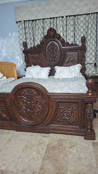 Original Chiniote Wood Bed with side tables and room chairs