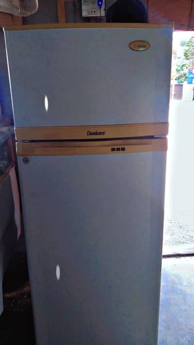 DAWLANCE MEDIUM SIZE FRIDGE