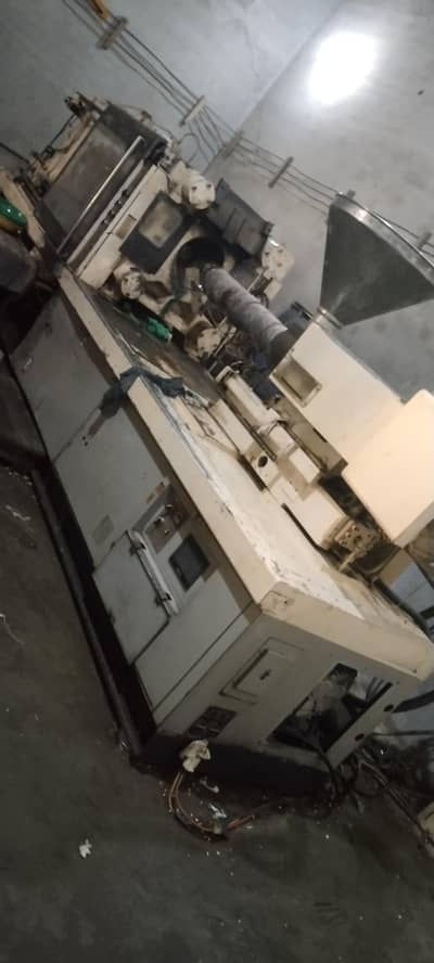 Injection Molding Machine 220 Ton