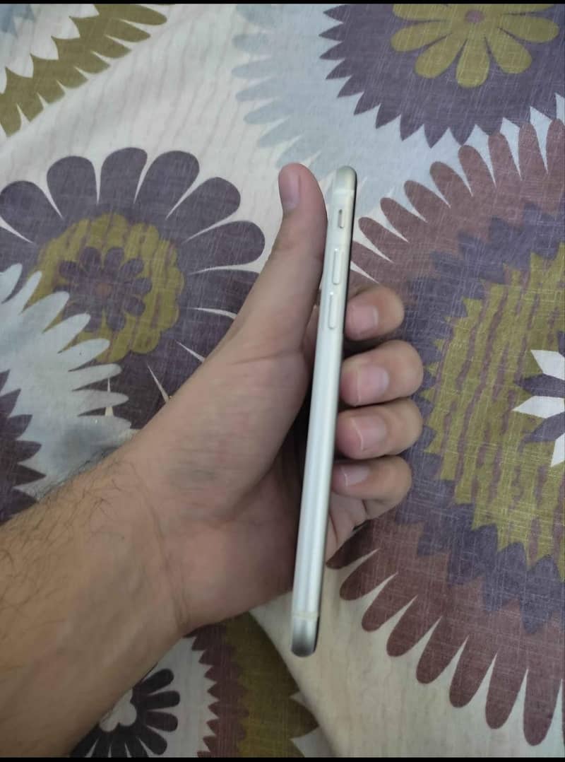Apple iPhone SE 2nd generation 2020 4