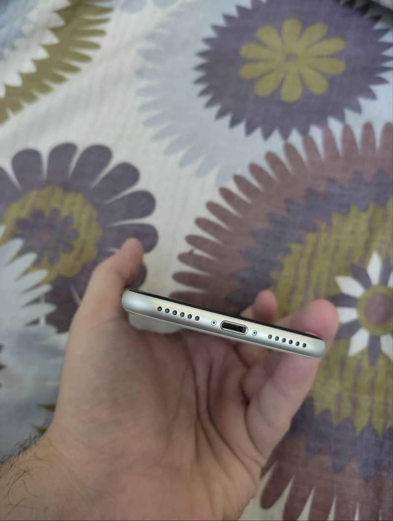 Apple iPhone SE 2nd generation 2020 6