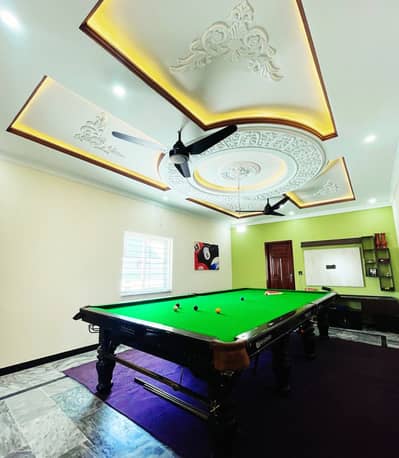 Professional Snooker/Pool Table with 2 Cues & Extra Cloth – Excellent