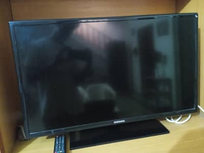 : Samsung 32" LCD TV – Excellent Condition with Remote