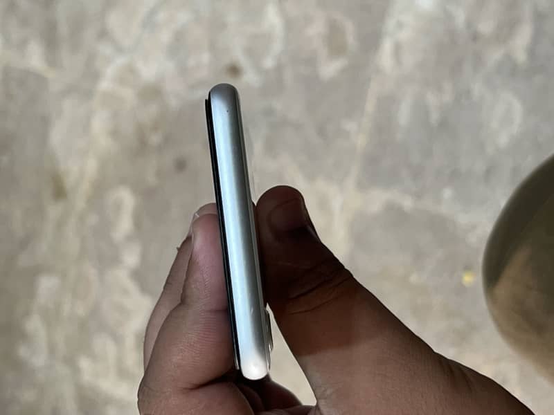 Apple iPhone SE 2second generation 4