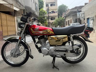 Honda 125 special edition gold (1800km)