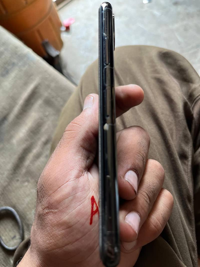 Apple iPhone X 4
