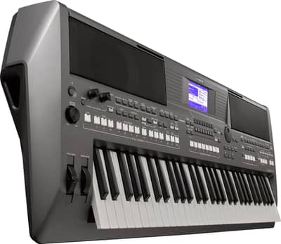 Yamaha Digital Keyboard PSR-S670 in new condition with warranty!