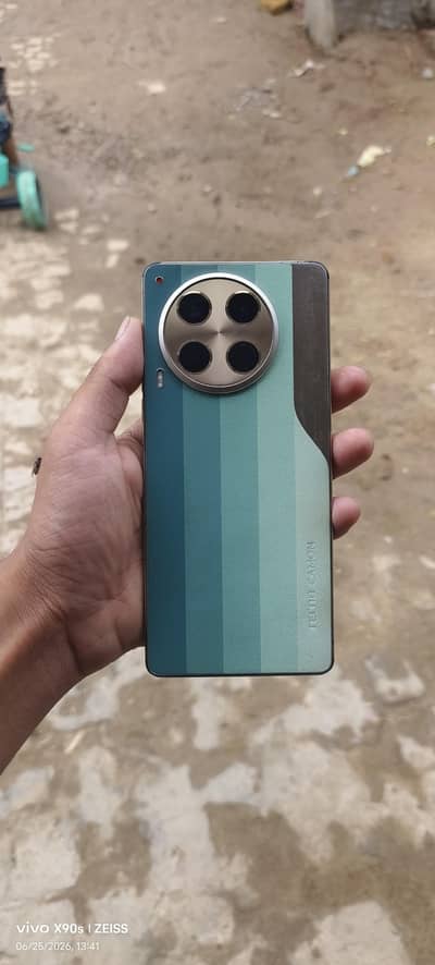 I am selling Tecno camon 30 8gb 256gb