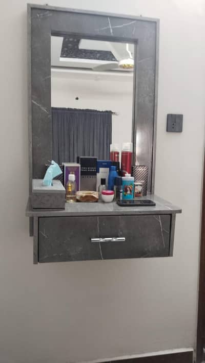 Wall mirror dressing
