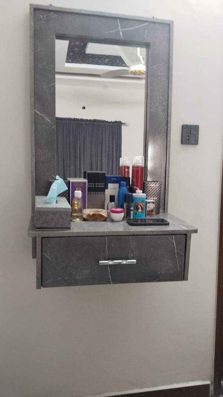 Wall mirror dressing 0