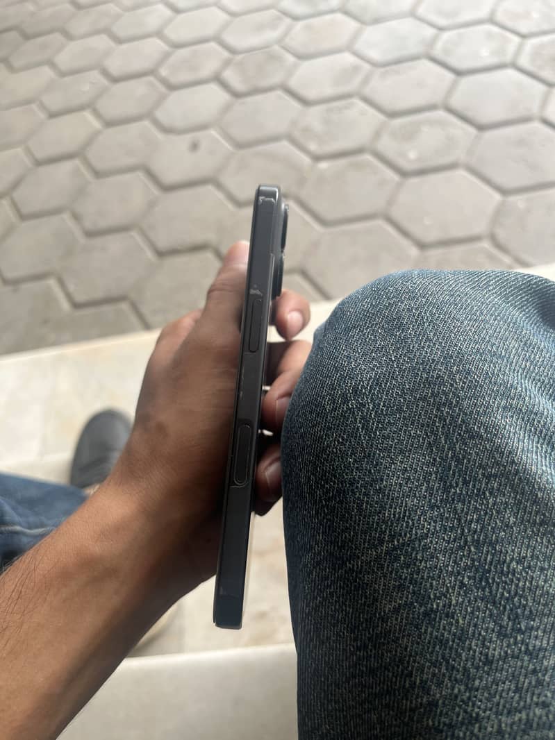 Apple iPhone 16 3