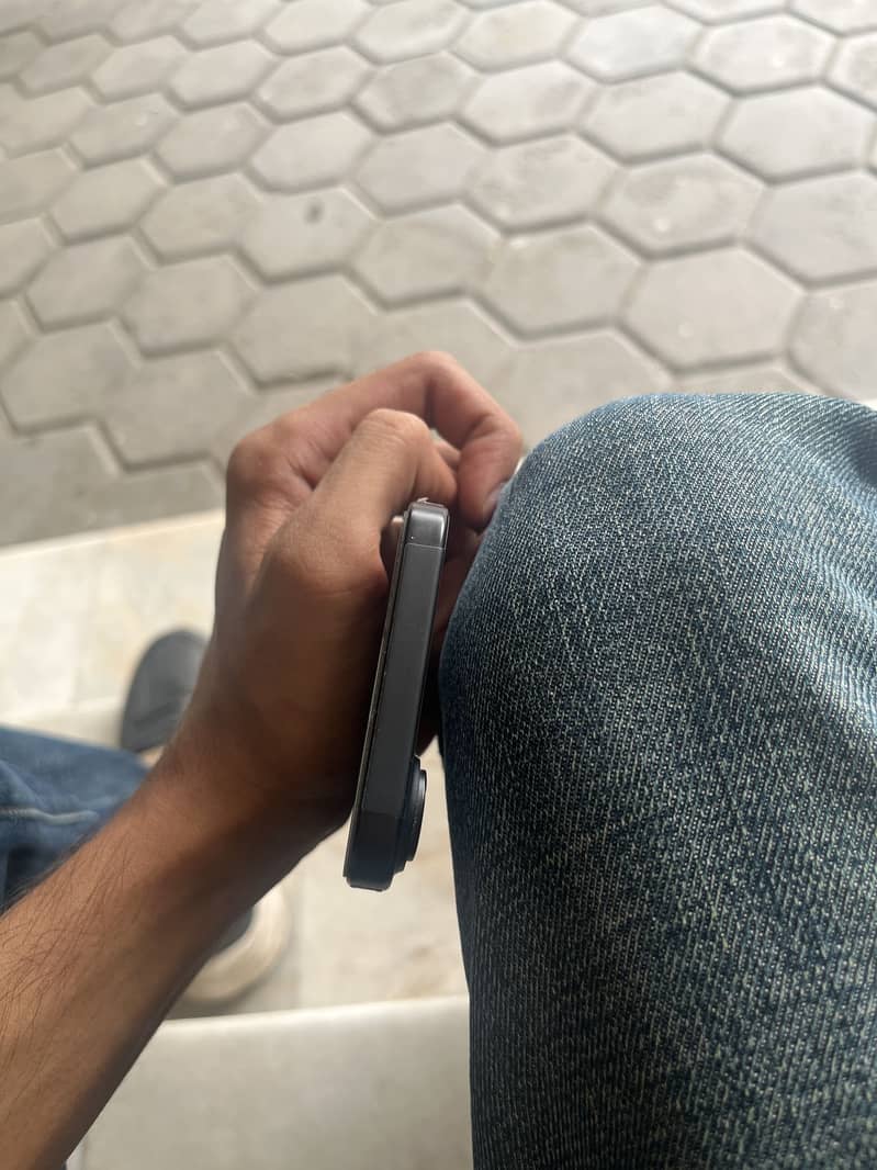 Apple iPhone 16 4