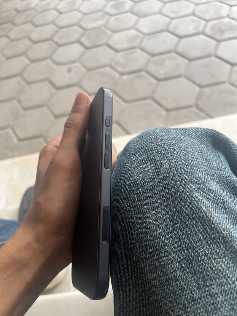 Apple iPhone 16 5