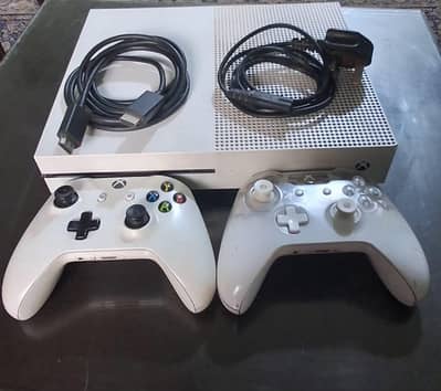 Xbox one S 1Tb with 2 controllers