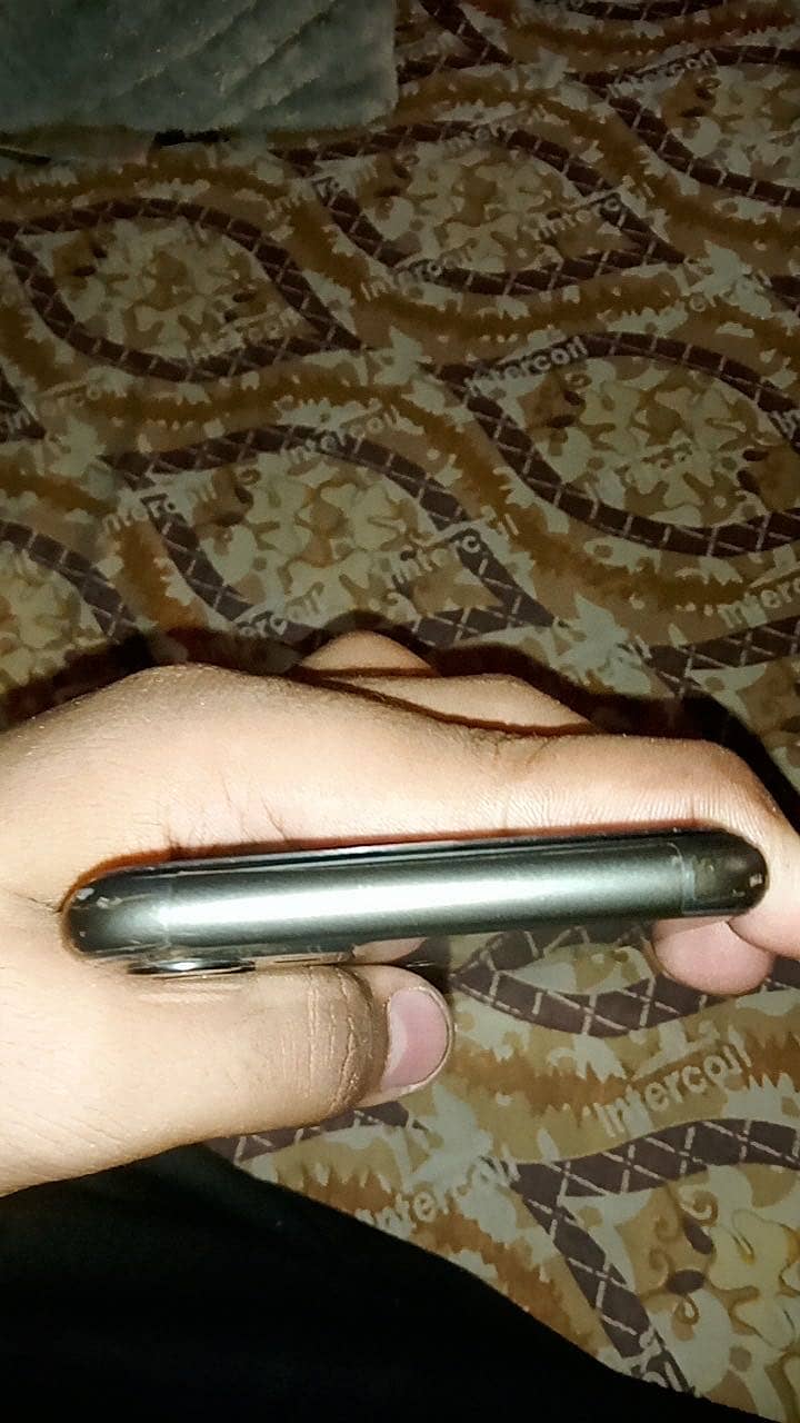 Apple iPhone 11 4